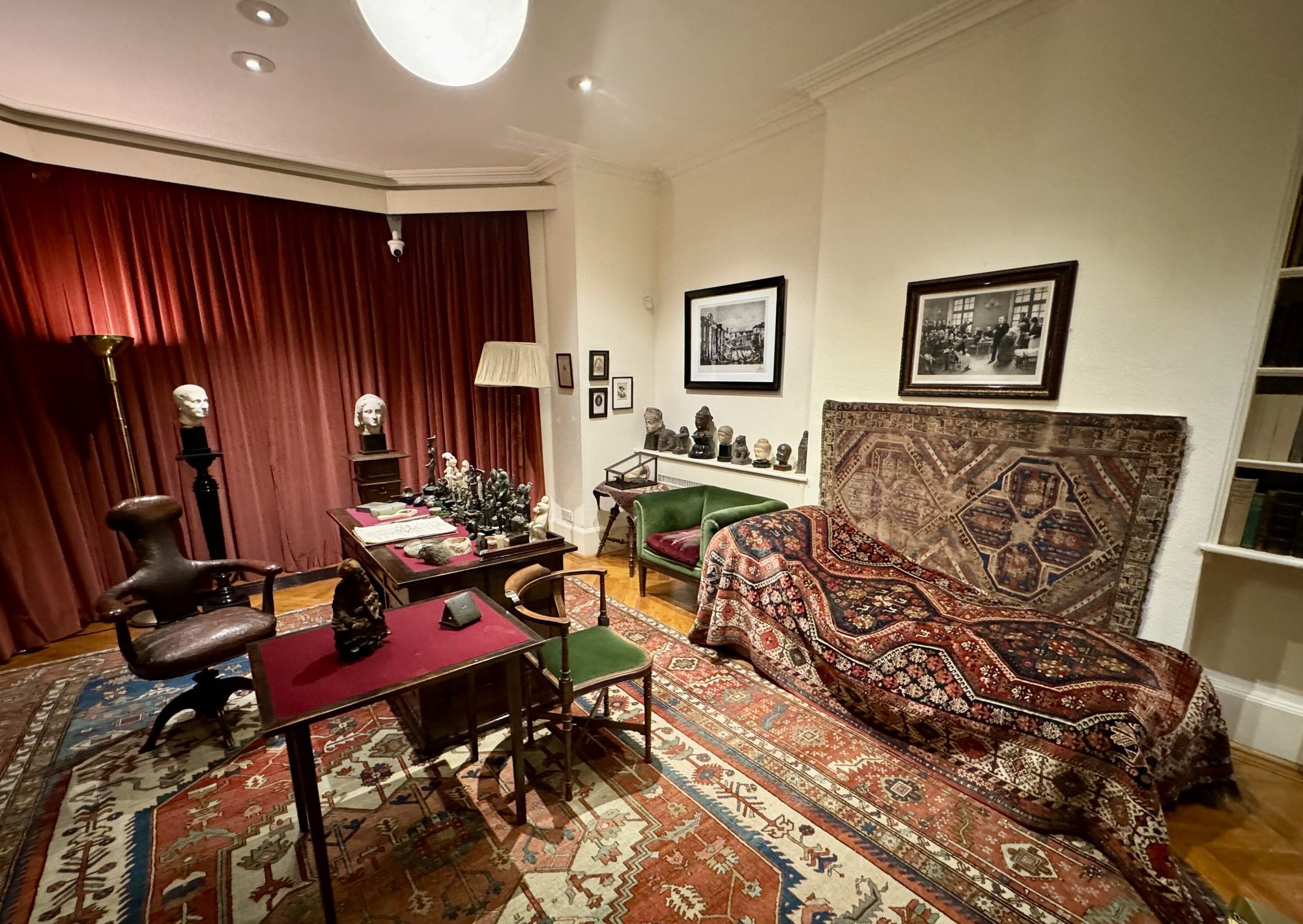 Le cabinet de Freud au musée de Londres : son bureau, son fauteuil, et le divan couvert de tapis.