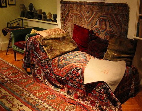 Le divan de Freud, couvert de tapis, au musée Freud de Londres.